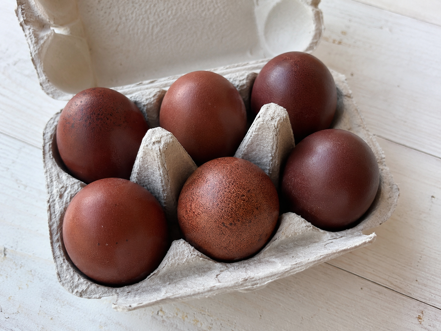 Dunkelrote Eier vom GackerAcker